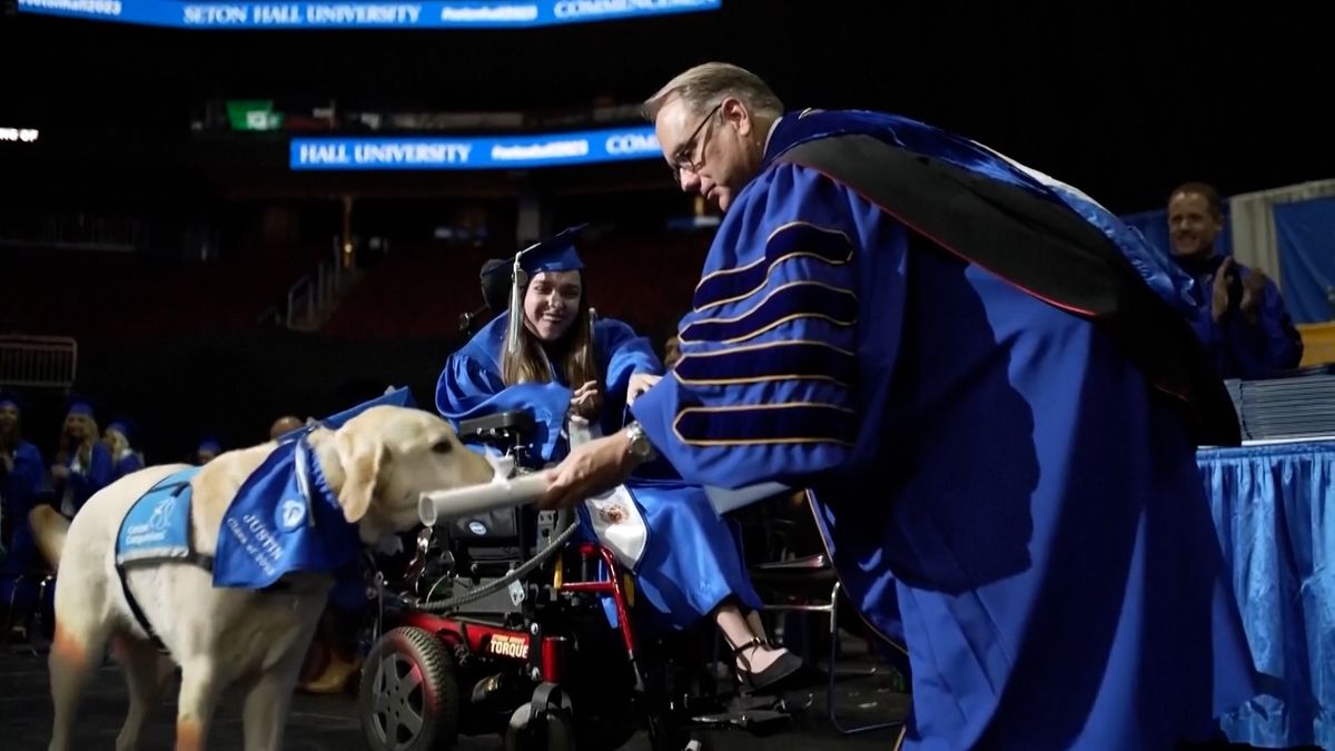 Asistenční pes získal vysokoškolský diplom. S majitelkou se zúčastnil všech přednášek